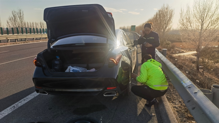 C:\Users\Administrator\Desktop\京哈北线分公司指挥调度中心：高速救援显真情 换胎解困暖人心\2