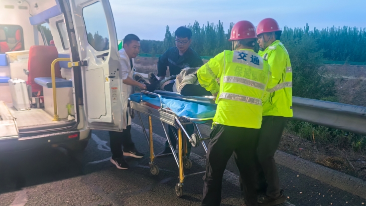 C:\Users\Administrator\Desktop\摩托车侧翻 京哈北线分公司指挥调度中心紧急救援显担当\2