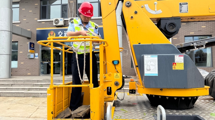 C:\Users\Administrator\Desktop\京哈北线分公司指挥调度中心高效完成办公楼高空坠物隐患应急处置\33