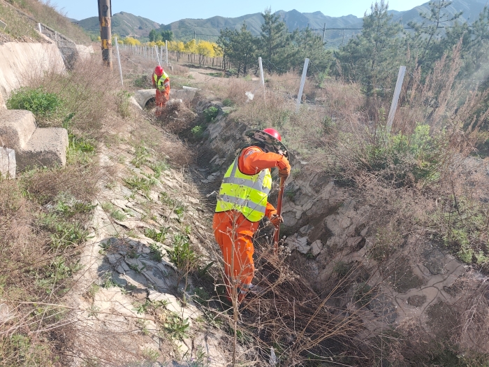 与时间赛跑，创养护新篇章——延崇养护队劳动竞赛纪实2