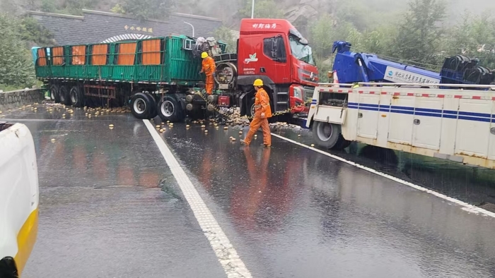 橙色身影映雨幕！张家口分中心涿鹿养护队暴雨中守护张涿高速畅通